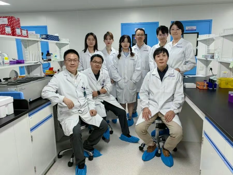 研發(fā)團(tuán)隊(duì)（前排左一為殷浩，前排右一為程新）