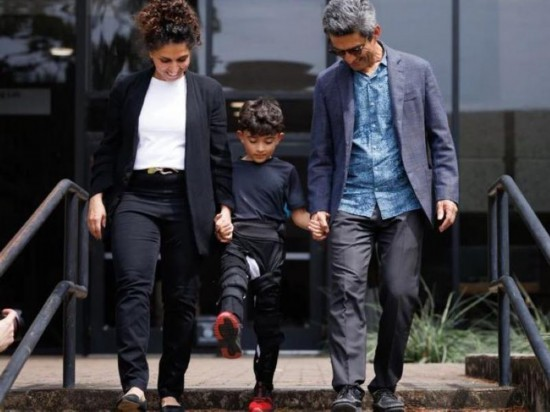 休斯頓大學團隊創造了一種柔軟的智能外骨骼來幫助兒童行走。圖片來源：美國休斯頓大學