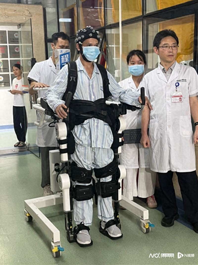 珠江醫院運動障礙腦機接口臨床研究病房,一名脊髓損傷患者在腦機接口技術的輔助下進行行走訓練。 珠江醫院運動障礙腦機接口臨床研究病房,一名脊髓損傷患者在腦機接口技術的輔助下進行行走訓練。