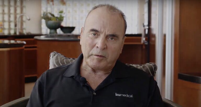 喬治·洛佩茲 (George Lopez),他支付了200萬美元的支票來資助早期實驗。 喬治·洛佩茲 (George Lopez),他支付了200萬美元的支票來資助早期實驗。