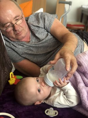 露西·皮諾瓦父親與她的新生女兒 露西·皮諾瓦父親與她的新生女兒